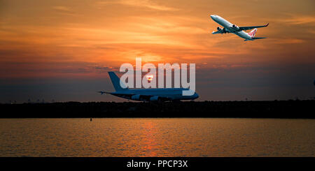 Sydney, New South Wales, Australien - 1. August. 2014: Virgin Airlines Commercial Passenger Jet Abfahrt Sir Kingsford Smith Airport Mascott, bei Sonnenuntergang Stockfoto