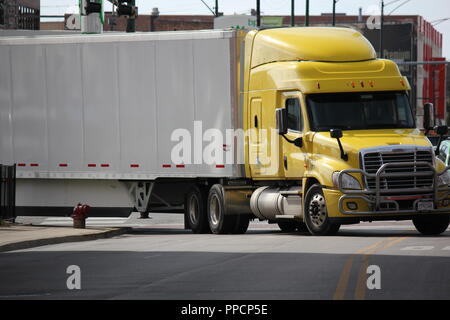 Riesigen Umzugs-LKW, die versuchen, eine feste Wendung zu machen während der Navigation um eine stehende Hydrant erstellen viel Drama über die Frage, ob oder nicht der Stapler wird die Wende. Stockfoto