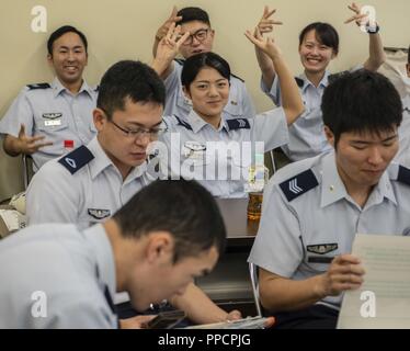 Japan Air Verteidigung-kraft Kandidaten strike a Pose, bevor er auf der Bühne während der jasdf Englisch Wettbewerb bei Misawa Air Base, Japan, August 30, 2018. Etwa 35 Mitglieder teilnahmen, und jede Gruppe eine Präsentation in englischer Sprache für die Richter. Die ausgehuniform's Personal Stück den Rang Struktur und JASDF Erbes beteiligt. Die Offiziere sprachen über Bedrohungen Japan Gesichter. Stockfoto
