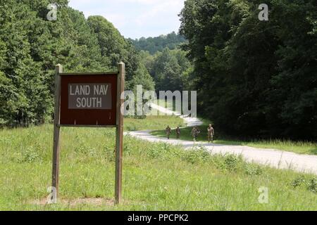 Einheiten, die in diesem Jahr an der Leichenhalle Angelegenheiten Übung in Virginia empfohlene US Army Reserve Soldaten aus Puerto Rico, Delaware, Florida, Georgia und New York. Dazu gehören die 673., 246., 387. Und 1019th Quartermaster Unternehmen. Die 642 . Regionale Unterstützung Gruppe beaufsichtigte die MAX. Am Sept. 12, sofern es Soldaten mit einem praktischen Test ihres Landes navigation Fähigkeiten durch stark bewaldeten Gelände auf Fort Pickett. Stockfoto