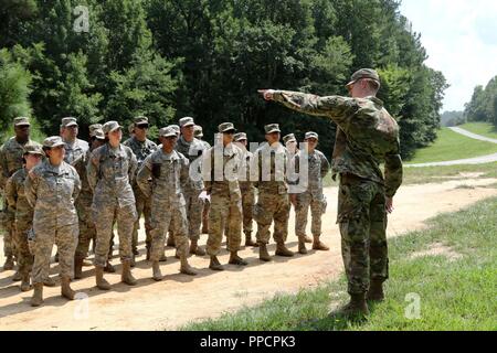 Us-Armee Kapitän Tyler Smith, Intelligence Officer, 642 . Region Support Group, betont die Startpositionen der ein Land Navigation Test am Fort Pickett, Va., 12.08.2018, Mitglieder der 1019Th Quartermaster Unternehmen. Mehr als 300 Armee-reserve Soldaten aus dem ganzen Land nahmen an der Leichenhalle Angelegenheiten ausüben, die auch Treffsicherheit, Suche und Bergung und andere Schulungen enthalten. Stockfoto