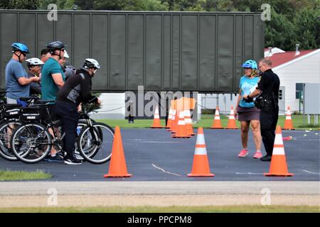 Personal mit der Direktion der Notfalldienste beteiligen sich in einer 4-tägigen Mountainbike Kurs am 12.08.30, 2018, am Fort McCoy, Wis der Kurs die nötigen Fähigkeiten als Polizei Motorrad Einheit funktionieren unterrichtet und auf dem Fahrrad Sicherheit, Fahrrad - Fähigkeiten im Umgang mit fokussiert, und mehr. Stockfoto