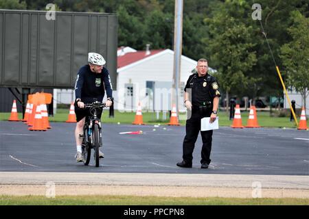 Personal mit der Direktion der Notfalldienste beteiligen sich in einer 4-tägigen Mountainbike Kurs am 12.08.30, 2018, am Fort McCoy, Wis der Kurs die nötigen Fähigkeiten als Polizei Motorrad Einheit funktionieren unterrichtet und auf dem Fahrrad Sicherheit, Fahrrad - Fähigkeiten im Umgang mit fokussiert, und mehr. Stockfoto