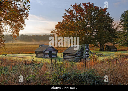 Einem nebligen Morgen in Valley Forge National Historic Park in Valley Forge, Pennsylvania, USA. Die Gebäude sind Reproduktionen von Kabinen von R Stockfoto