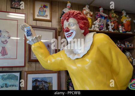 TONOPAH, NEVADA: Statue des berühmten Ronald McDonald, die McDonalds Maskottchen, Innenseite der Clown Motel, das eine große Sammlung von Clowns Stockfoto