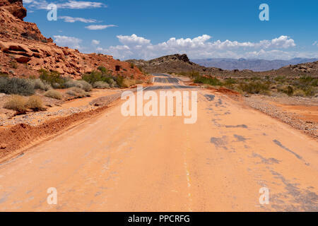 Schmutz, Rock und Schmutz bedeckt eine Straße von einer neuen Flutwelle im Valley of Fire State Park, gerade außerhalb von Las Vegas, Nevada Stockfoto