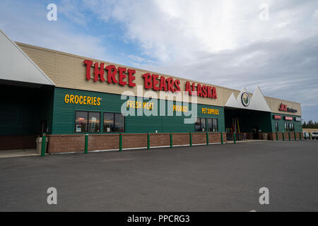 Drei Bären Alaska ist ein Supermarkt, Baumarkt und Tankstelle an der berühmten Parks Highway entfernt und in eine Ace Hardware store angeschlossen Stockfoto