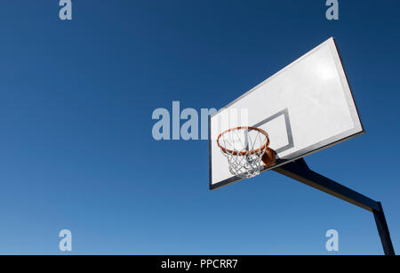 Basketballkorb, Netz und Backboard vor blauem Himmel Stockfoto