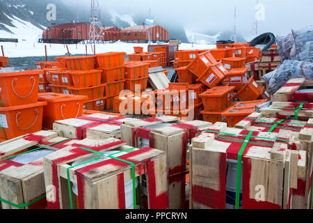Lieferungen an der Basis Orcadas ist eine argentinische Forschungsstation in der Antarktis, und der Älteste der Stationen in der Antarktis noch in Betrieb. Es ist auf Laurie Island, einem der South Orkney Inseln gelegen, direkt an der Antarktischen Halbinsel. Der antarktischen Halbinsel ist eine der schnellsten Erwärmung Orte auf dem Planeten. Stockfoto