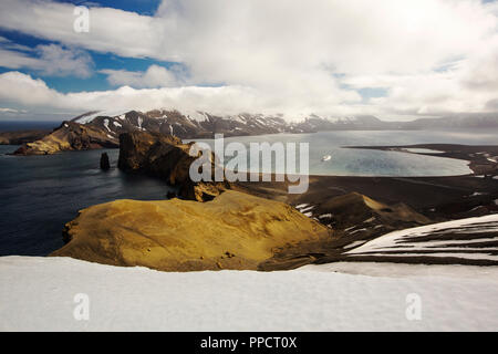 Deception Island in den South Shetland Inseln vor der Antarktischen Halbinsel ist eine aktive vulkanische Caldera. Stockfoto