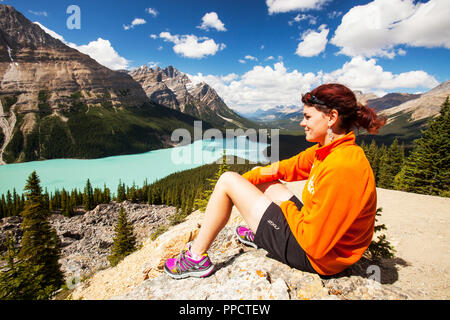 Eine portugiesische Dame saß mit Blick auf den wunderschönen Peyto See in den kanadischen Rockies. Stockfoto