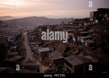 Blick auf arme Gegend mit Slums bei Sonnenuntergang von Tablada de Lurin, Lima, Peru Stockfoto