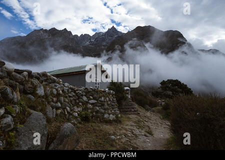 Bewölkt Monsun Wetter bleibt in dem Dorf Thame, eines der Dörfer, weniger von Trekker in den Solu Khumbu in Nepal besucht Stockfoto