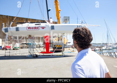 Start der Lift 40 Klasse 40 Black Mamba für den Skipper Yoann Richomme vor der Route du Rhum 2018 Gepeto Composite gebaut und von Marc Lombard Yacht Design Group, Lorient Keroman Submarine Base, Bretagne, Frankreich Stockfoto