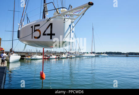 Start der Lift 40 Klasse 40 Black Mamba für den Skipper Yoann Richomme vor der Route du Rhum 2018 Gepeto Composite gebaut und von Marc Lombard Yacht Design Group, Lorient Keroman Submarine Base, Bretagne, Frankreich Stockfoto