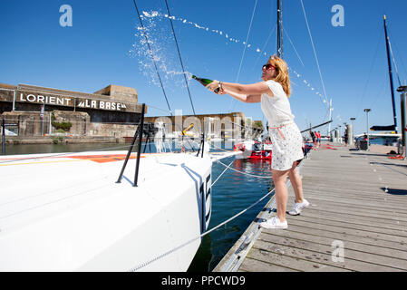 Start der Lift 40 Klasse 40 Black Mamba für den Skipper Yoann Richomme vor der Route du Rhum 2018 Gepeto Composite gebaut und von Marc Lombard Yacht Design Group, Lorient Keroman Submarine Base, Bretagne, Frankreich Stockfoto