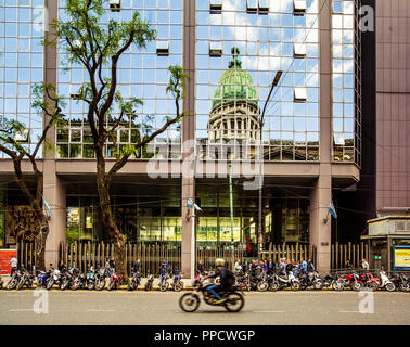 Straße und der Reflexion von außen Palast der argentinischen nationalen Kongress in Buenos Aires, Argentinien Stockfoto