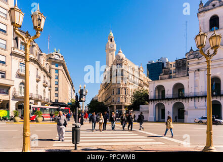 Street Scene mit Fußgängern und Zebrastreifen im Viertel Recoleta in Buenos Aires, Argentinien Stockfoto