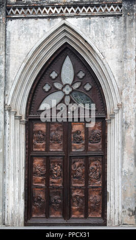 Eintrag von Tür zu St Joseph's Cathedral in Hanoi, Vietnam Stockfoto