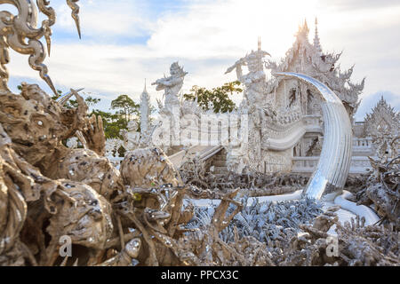 Chiangrai, Thailand - September 01, 2018: Wat Rong Khun (weiße Tempel) ist eine der beliebtesten Sehenswürdigkeiten Touristen in Thailand besuchen, mit modernen Stockfoto