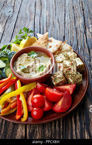 Baba ganoush eine Orientalische Gewürz oder Dip aus gebratenen Auberginen; mit frischem Gemüse: Gurke, Karotten, rote Paprika, Käse; p Stockfoto