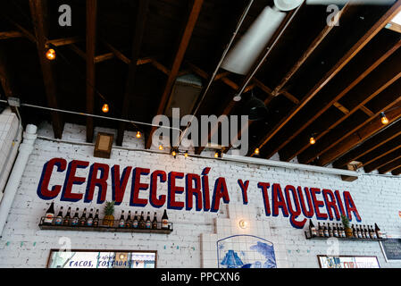 New York City, USA - 22. Juni 2018: die malerischen mexikanischen Restaurant in der Bleecker Street in Greenwich Village, Innenansicht. Zeichen an der Wand Biene sagen Stockfoto