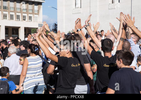 Roma, Italien. 24 Sep, 2018. Die Jungen der Süden Kurve des Olympiastadion in Rom begrüßt zum letzten Mal Giorgio Rossi, historische Masseur der AS Roma von 1957 bis 2012, die in der Nacht von Samstag auf Sonntag verstarb im Alter von 87 Jahren Quelle: Matteo Nardone/Pacific Press/Alamy leben Nachrichten Stockfoto