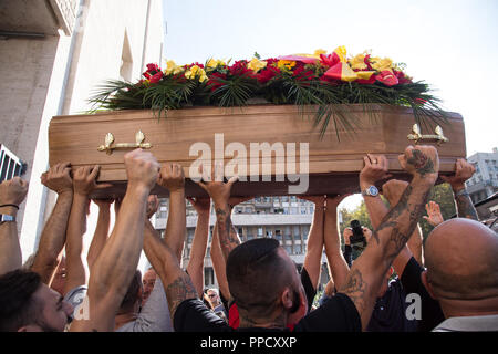 Roma, Italien. 24 Sep, 2018. Die Jungen der Süden Kurve des Olympiastadion in Rom begrüßt zum letzten Mal Giorgio Rossi, historische Masseur der AS Roma von 1957 bis 2012, die in der Nacht von Samstag auf Sonntag verstarb im Alter von 87 Jahren Quelle: Matteo Nardone/Pacific Press/Alamy leben Nachrichten Stockfoto