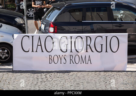 Roma, Italien. 24 Sep, 2018. Die Jungen der Süden Kurve des Olympiastadion in Rom begrüßt zum letzten Mal Giorgio Rossi, historische Masseur der AS Roma von 1957 bis 2012, die in der Nacht von Samstag auf Sonntag verstarb im Alter von 87 Jahren Quelle: Matteo Nardone/Pacific Press/Alamy leben Nachrichten Stockfoto