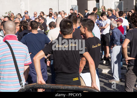 Roma, Italien. 24 Sep, 2018. Die Jungen der Süden Kurve des Olympiastadion in Rom begrüßt zum letzten Mal Giorgio Rossi, historische Masseur der AS Roma von 1957 bis 2012, die in der Nacht von Samstag auf Sonntag verstarb im Alter von 87 Jahren Quelle: Matteo Nardone/Pacific Press/Alamy leben Nachrichten Stockfoto