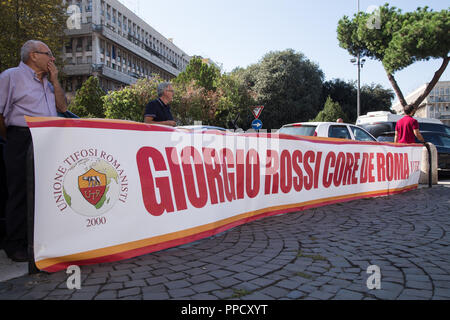 Roma, Italien. 24 Sep, 2018. Die Jungen der Süden Kurve des Olympiastadion in Rom begrüßt zum letzten Mal Giorgio Rossi, historische Masseur der AS Roma von 1957 bis 2012, die in der Nacht von Samstag auf Sonntag verstarb im Alter von 87 Jahren Quelle: Matteo Nardone/Pacific Press/Alamy leben Nachrichten Stockfoto