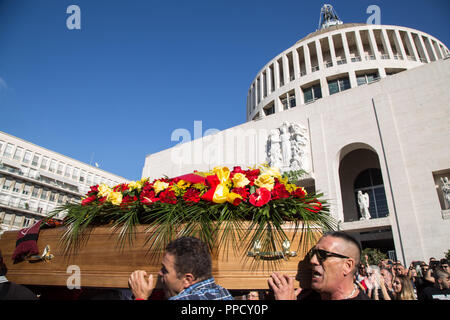 Roma, Italien. 24 Sep, 2018. Die Jungen der Süden Kurve des Olympiastadion in Rom begrüßt zum letzten Mal Giorgio Rossi, historische Masseur der AS Roma von 1957 bis 2012, die in der Nacht von Samstag auf Sonntag verstarb im Alter von 87 Jahren Quelle: Matteo Nardone/Pacific Press/Alamy leben Nachrichten Stockfoto