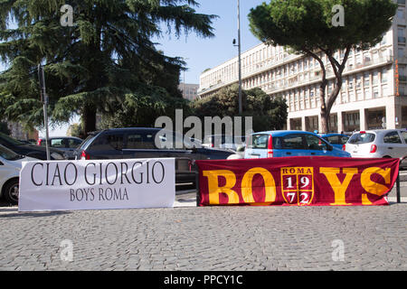 Roma, Italien. 24 Sep, 2018. Die Jungen der Süden Kurve des Olympiastadion in Rom begrüßt zum letzten Mal Giorgio Rossi, historische Masseur der AS Roma von 1957 bis 2012, die in der Nacht von Samstag auf Sonntag verstarb im Alter von 87 Jahren Quelle: Matteo Nardone/Pacific Press/Alamy leben Nachrichten Stockfoto