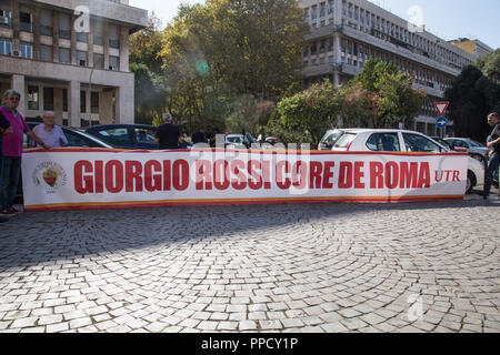 Roma, Italien. 24 Sep, 2018. Die Jungen der Süden Kurve des Olympiastadion in Rom begrüßt zum letzten Mal Giorgio Rossi, historische Masseur der AS Roma von 1957 bis 2012, die in der Nacht von Samstag auf Sonntag verstarb im Alter von 87 Jahren Quelle: Matteo Nardone/Pacific Press/Alamy leben Nachrichten Stockfoto