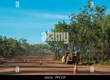 Baustellen auf einen Staub weg durch einen Eukalyptuswald, Litchfield, Australien, NT Stockfoto