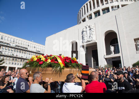 Roma, Italien. 24 Sep, 2018. Die Jungen der Süden Kurve des Olympiastadion in Rom begrüßt zum letzten Mal Giorgio Rossi, historische Masseur der AS Roma von 1957 bis 2012, die in der Nacht von Samstag auf Sonntag verstarb im Alter von 87 Jahren Quelle: Matteo Nardone/Pacific Press/Alamy leben Nachrichten Stockfoto