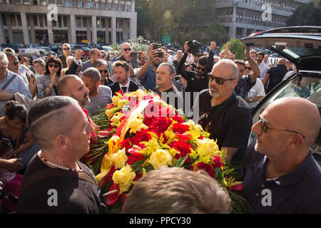 Roma, Italien. 24 Sep, 2018. Die Jungen der Süden Kurve des Olympiastadion in Rom begrüßt zum letzten Mal Giorgio Rossi, historische Masseur der AS Roma von 1957 bis 2012, die in der Nacht von Samstag auf Sonntag verstarb im Alter von 87 Jahren Quelle: Matteo Nardone/Pacific Press/Alamy leben Nachrichten Stockfoto