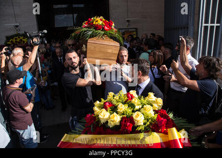 Roma, Italien. 24 Sep, 2018. Die Jungen der Süden Kurve des Olympiastadion in Rom begrüßt zum letzten Mal Giorgio Rossi, historische Masseur der AS Roma von 1957 bis 2012, die in der Nacht von Samstag auf Sonntag verstarb im Alter von 87 Jahren Quelle: Matteo Nardone/Pacific Press/Alamy leben Nachrichten Stockfoto