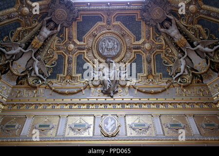 Eine reich verzierte Decke im Louvre in Paris, Frankreich Stockfoto