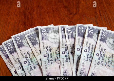 Geld auf den Tisch, mit kopieren. Â £ 200 sterlilng verwendet in Royal Bank of Scotland Â £ 20 Banknoten. Stockfoto