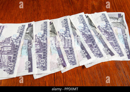 Aus Geld auf den Tisch: £ 200 verwendet in Banknoten. - 200 £ Sterling verwendet in Royal Bank of Scotland (RVS) Banknoten. Stockfoto