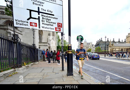 Mann in Westminster mit Google Trekker 360 Grad Panorama Kamera. London, England, UK. Stockfoto