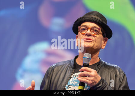 BONN, Deutschland - 19. MAI 2018: Robert Picardo (*1953, Schauspieler - Star Trek: Voyager, Stargate) spricht über seine Erfahrungen in Star Trek auf der Fedcon 27, ein f Stockfoto
