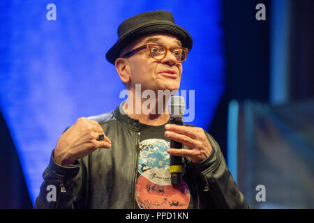 BONN, Deutschland - 19. MAI 2018: Robert Picardo (*1953, Schauspieler - Star Trek: Voyager, Stargate) spricht über seine Erfahrungen in Star Trek auf der Fedcon 27, ein f Stockfoto