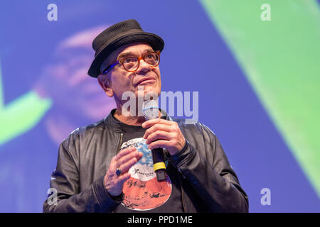 BONN, Deutschland - 19. MAI 2018: Robert Picardo (*1953, Schauspieler - Star Trek: Voyager, Stargate) spricht über seine Erfahrungen in Star Trek auf der Fedcon 27, ein f Stockfoto