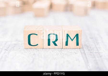 Die Abkürzung CRM gebildet von hölzernen Blöcke auf einem weißen Tisch Stockfoto