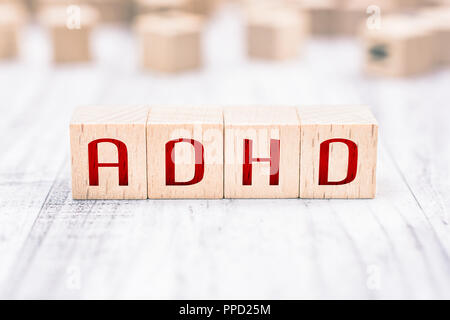 Die Abkürzung ADHD gebildet von hölzernen Blöcke auf einem weißen Tisch Stockfoto