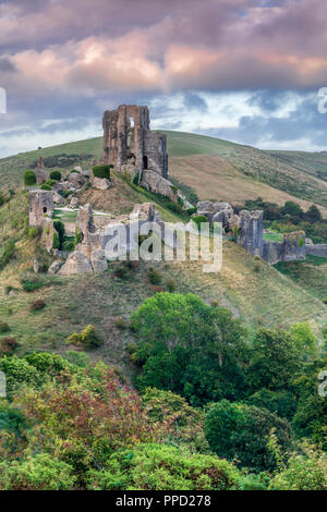 Die historischen Ruinen von Corfe Castle in der Grafschaft Dorset, England. Stockfoto