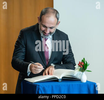 New York, Vereinigte Staaten. 24 Sep, 2018. Generalsekretär Antonio Guterres erfüllt Nikol Pashinyan Premierminister der Republik Armenien am Sitz der Vereinten Nationen Quelle: Lev Radin/Pacific Press/Alamy leben Nachrichten Stockfoto