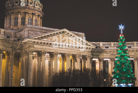 Kazanskiy Kafedralniy Sobor mit Weihnachtsbaum in Sankt Petersburg bei Nacht. Stockfoto